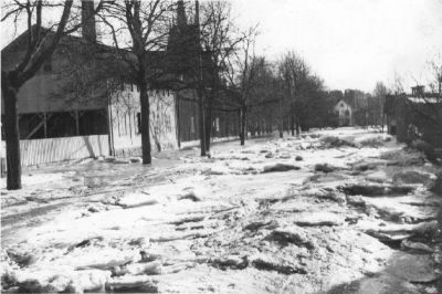 Översvämning av vattendrag vid kyrka
