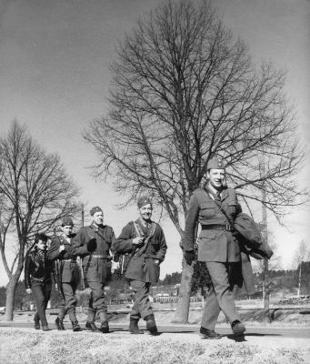 4 hemvärnsmän under marsch
Nyckelord: Uniform