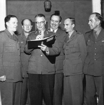 6 militärklädda män
Nyckelord: Uniform