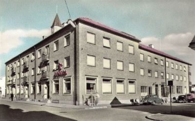Större byggnad vid gatukorsning
