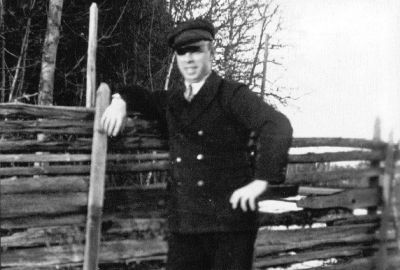 Man i uniform vid gärdesgård
Nyckelord: Uniform Gärdesgård