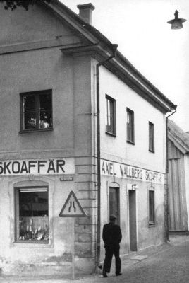 Byggnad med skoaffär
