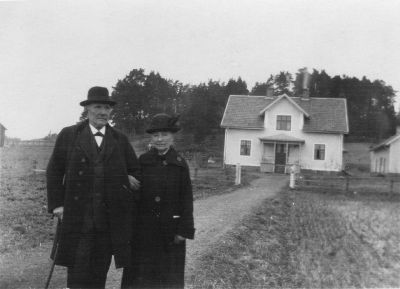 Man och kvinna framför byggnad
