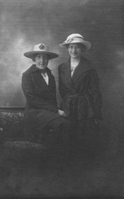 2 kvinnor i rum
Nyckelord: Dräkt Hatt