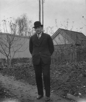 Man stående vid trädgård
