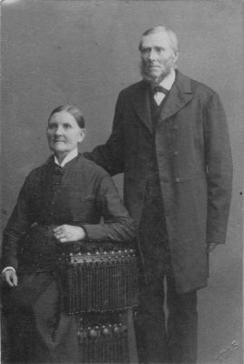 1 sittande kvinna och 1 stående man
