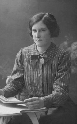 Kvinna sittande vid bord
Elsa Wallin f. Strömberg
