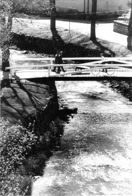 Trafikanter på spång över vattendrag
