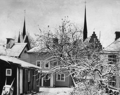 Stadsvy med kyrka i bakgrunden
