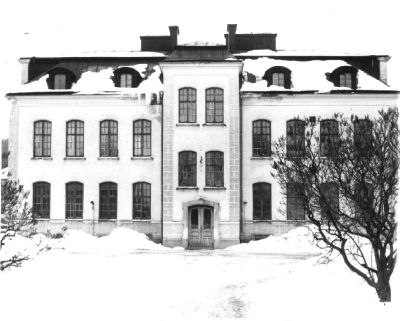 Skolbyggnad i vintrig miljö
Nyckelord: Skola