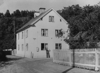 Byggnad med berg i bakgrunden

