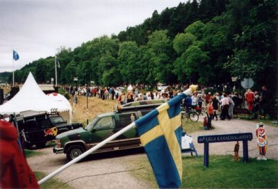 Folksamling utmed vattendrag
