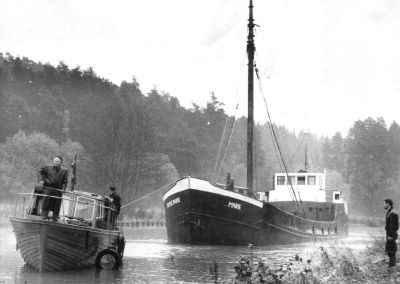 Bogsering av lastbåt
Nyckelord: Båt