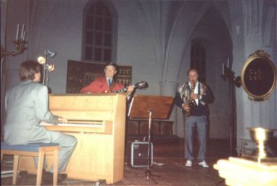 3 musiker som spelar i kyrka
Keywords: Musikinstrument Framförande
