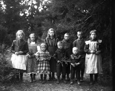 Nio barn stående i skog
Nyckelord: Klänning Kostym