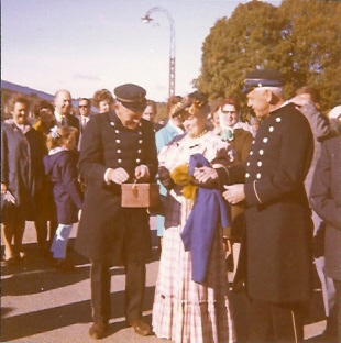2 uniformsklädda män vid folksamling
Nyckelord: Uniform Dräkt