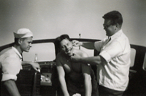 3 män befinner sig i en båt
Nyckelord: Båt