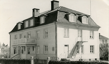 Tvåvåningsbyggnad med entré och brandstege
Nyckelord: Ålderdomshem