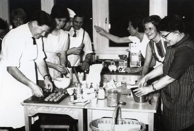 3 män och 5 kvinnor arbetande i ett kök
Nyckelord: Matlagning Matlagningskurs