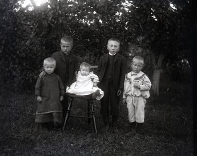 5 barn i skogsbacke
Nyckelord: Dräkt