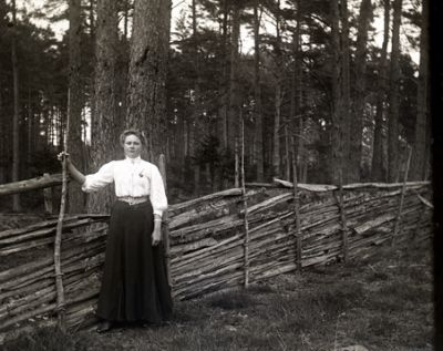 Kvinna vid gärdesgård
Nyckelord: Dräkt Gärdesgård