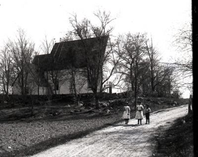 2 flickor och pojke på väg nära kyrka
Nyckelord: Kyrka