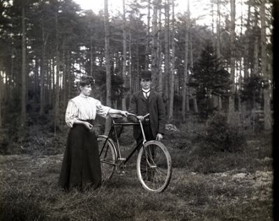 Kvinna och man med cykel stående i skogskanten
Nyckelord: Cykel Dräkt
