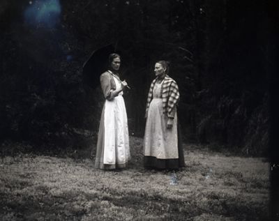 2 kvinnor stående på gräsmatta
Nyckelord: Dräkt