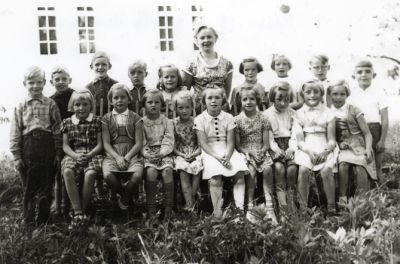 Skolklass med lärarinna fotograferade framför skolbyggnad
Nyckelord: Skola Skolfoto Skolfotografi Klassfoto Klassfotografi