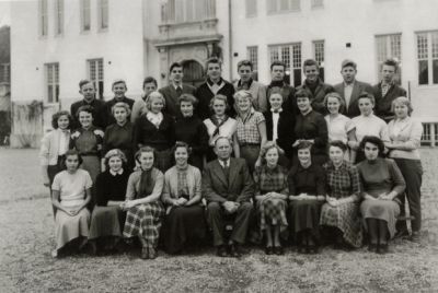 Skolklass med lärare fotograferade framför skolbyggnad
Nyckelord: Skola Skolbyggnad Skolfoto Skolfotografi Klassfoto Klassfotografi