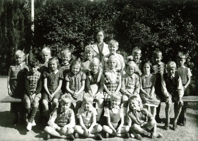 Skolklass och lärarinna fotograferade utomhus
Nyckelord: Skolfoto Skolfotografi Klassfoto Klassfotografi