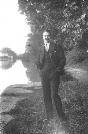 Man stående intill vattendrag.
Nyckelord: Stig Kaj