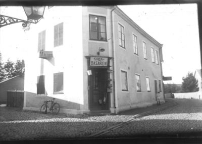 Gatukorsning med byggnad.
Nyckelord: Skylt Kullersten