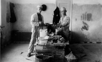 2 män stående i lokal.
Nyckelord: Färgpyts