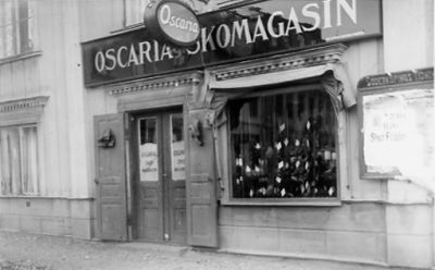 Affär från utsidan.
Nyckelord: Skyltfönster Skyltar