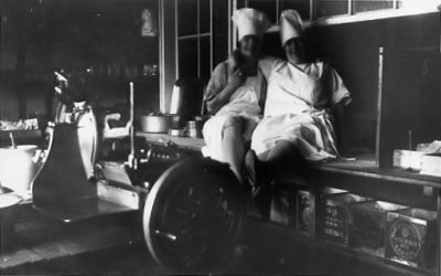 2 kvinnor sittande på bänk i kök.
Nyckelord: Köksutrustning