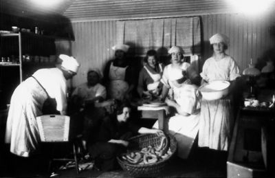 7 kvinnor sysslar med korvtillverkning.
Nyckelord: Korv Träkar