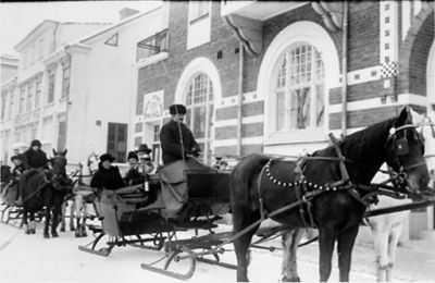 Ett antal personer i två hästekipage.
Nyckelord: Häst Vagn Hotell Vinter