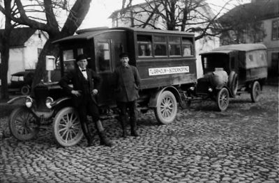 2 män stående framför buss.
Nyckelord: Buss Kullersten