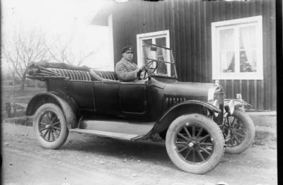 Man sittande i bil.
Nyckelord: Bil