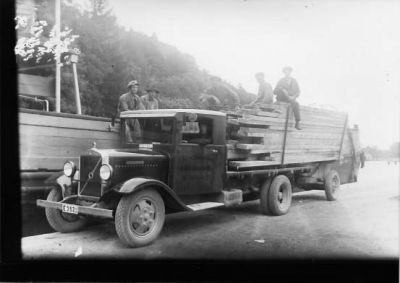 5 män sittande på lastbil och lastbåt.
Nyckelord: Lastbil Lastbåt Virkeshantering