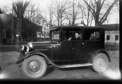 2 män sittande i bil.
Nyckelord: Bil