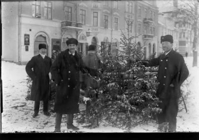 4 män stående vid julgranar.
Nyckelord: Julgransförsäljning