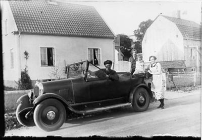 4 personer i och vid bil.
Nyckelord: Bil