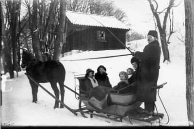 6 personer i hästekipage.
Nyckelord: Häst Släde Vinter