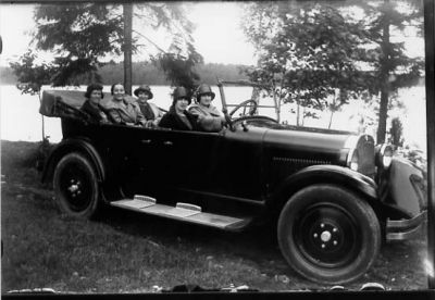 5 kvinnor sittande i bil vid vatten.
Nyckelord: Bil Vatten