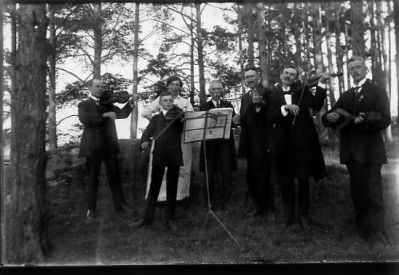 7 personer stående och spelar.
Nyckelord: Musik Skogsbacke