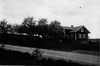Byggnad på landsbyggden.
Nyckelord: Väg