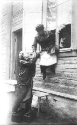 Man och kvinna vid fönster.
Nyckelord: Fönster Bostad