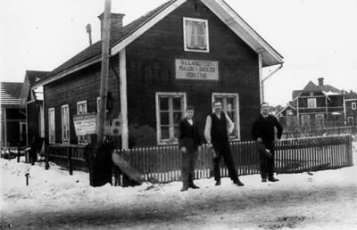 3 män stående framför byggnad.
Nyckelord: Vinter Staket